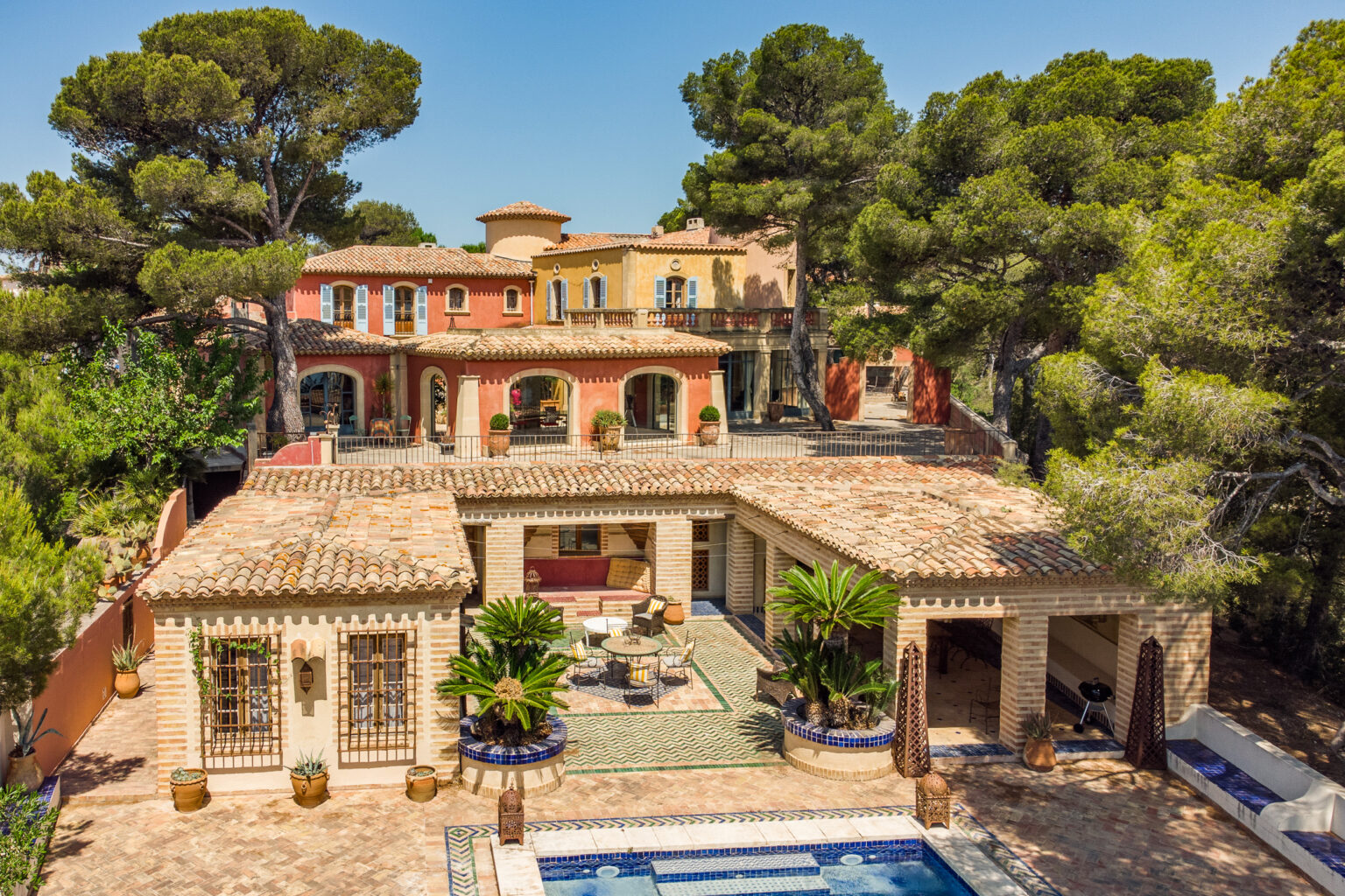 Vue aérienne d’une propriété et de son environnement en Provence