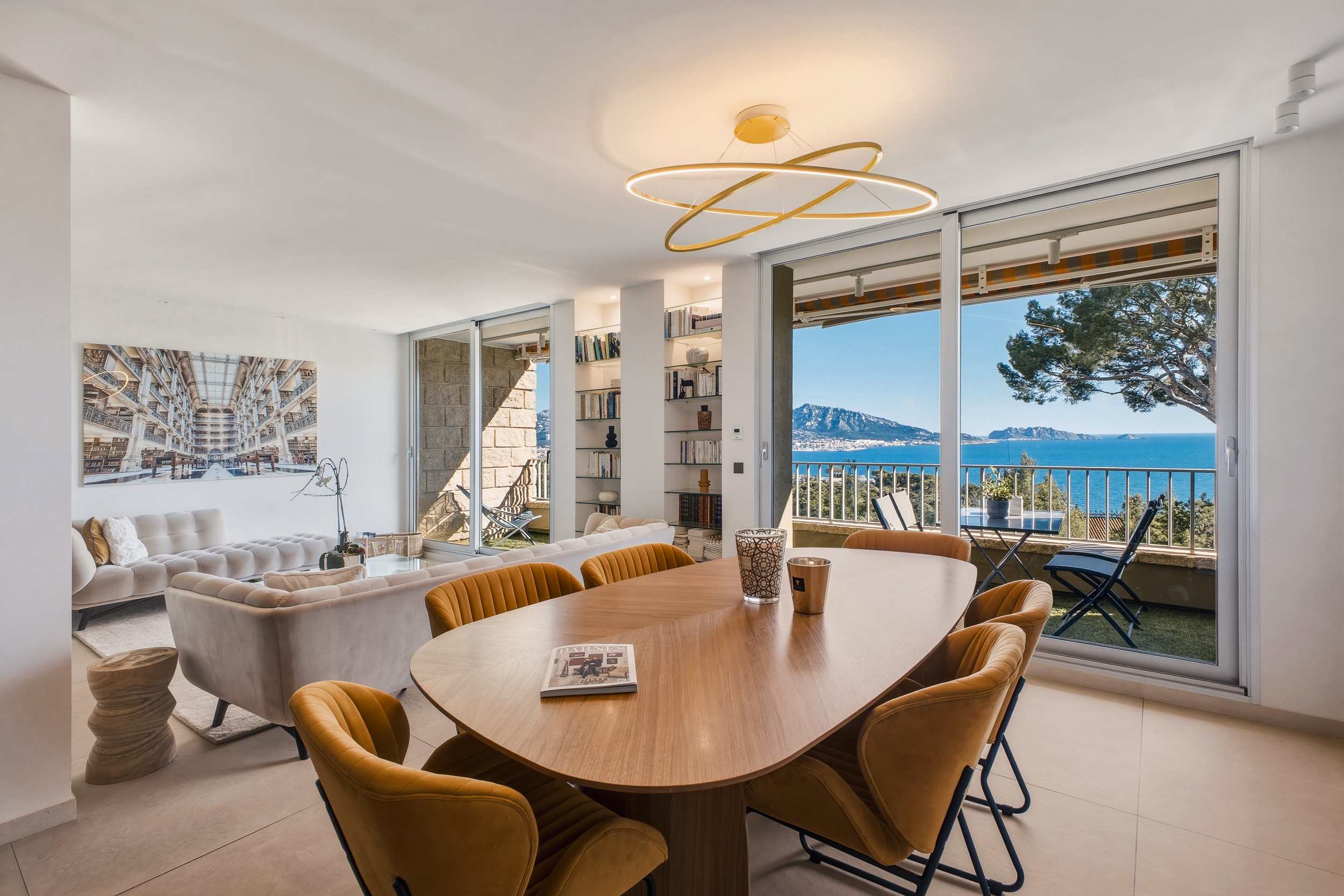 Séjour contemporain lumineux avec vue à Marseille