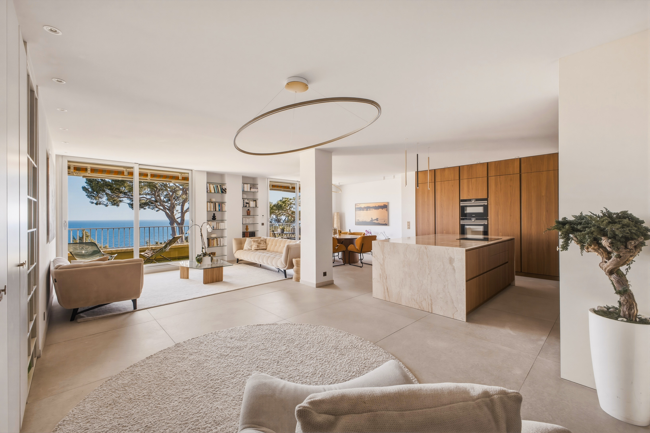 Séjour contemporain avec vue mer